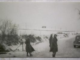 Ligne Maginot - 109 - PETIT REMILLY - (Blockhaus lourd type STG / STG-FCR - Double) - Des personnels du 147° RIF sur la route à proximité du blockhaus en construction