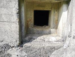 Ligne Maginot - 106 - PONT-MAUGIS - (Blockhaus lourd type STG / STG-FCR - Double) - Créneau FM de défense rapprochée flanquant l'arrière du blockhaus