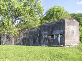 Ligne Maginot - 102 - FOSSE COLIN NOIZET - (Blockhaus lourd type STG / STG-FCR - Double) - La façade du blockhaus , le poste d'observation frontal est visible à droite.
