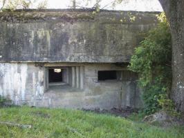 Ligne Maginot - 102 - FOSSE COLIN NOIZET - (Blockhaus lourd type STG / STG-FCR - Double) - Façade de tir Est.
Créneau mitrailleuse à gauche et créneau arme anti-char à droite.
