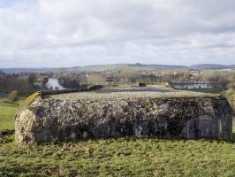 Ligne Maginot - BELLEVUE - (Casemate d'artillerie) - Vue vers l'ouest, - la direction de tir le long de la Meuse/Donchery
