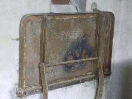 Ligne Maginot - MF8 - K - LA GREVE - (Poste GRM - Maison Forte) - Table, en dessous goulotte à grenade