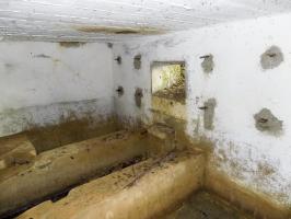 Ligne Maginot - 32A - SAINT OEUVRE - (Blockhaus pour canon) - Créneau gauche, AC.
Noter les 4 fixations sur le mur