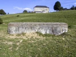 Ligne Maginot - 6 - BELLEVUE NORD - (Blockhaus pour arme infanterie) - Faces frontale avec bâtiment aux carrefour Belle Vue