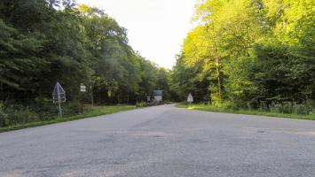 Ligne Maginot - 11L1 - (DMP - Dispositif de Mine Permanent) - Vue dos à la frontière: le cratère créé se situait approximativement à la hauteur du panneau routier de droite