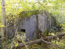 Ligne Maginot - 201 - LA NIVRAGNE OUEST - (Blockhaus pour canon) - Faces frontale et gauche. Noter le sillon diagonal dans le béton... ceci marque l'emplacement prévu du terrassement de pierres et de terre contre la face gauche.