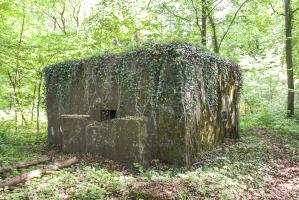 Ligne Maginot - CB337 - GRAND LOT NORD - (Blockhaus pour arme infanterie) - Vue frontale du blockhaus avec le créneau pour l'arme principale sur la gauche