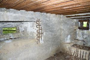 Ligne Maginot - CB337 - GRAND LOT NORD - (Blockhaus pour arme infanterie) - Vue intérieure des deux créneaux du blockhaus dont celui de défense rapprochée à gauche.