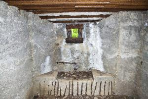 Ligne Maginot - CB337 - GRAND LOT NORD - (Blockhaus pour arme infanterie) - Vue intérieure du créneau pour mitrailleuse. Le blockhaus ne semble pas complètement achevé