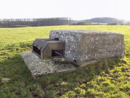 Ligne Maginot - BB129-D - TERRE LACOUE OUEST - (Observatoire d'artillerie) - Face frontale.
Bloc J - Grand Paquis Sud à l’arrière plan.