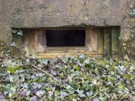 Ligne Maginot - E - CÔTE DU RÛ SUD - (Blockhaus pour arme infanterie) - Face frontale, créneau Hotchkiss. Les restes de coffrage en bois indiquent que ce bloc n'était complètement achevé.