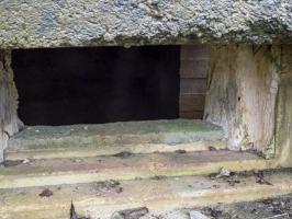 Ligne Maginot - E - CÔTE DU RÛ SUD - (Blockhaus pour arme infanterie) - Face frontale (vue rapprochée du créneau Hotchkiss). On aperçoit à droite du cliché le mur pare-éclats de l'entrée gauche.