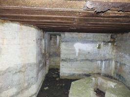 Ligne Maginot - LANTZWILLER - (Blockhaus pour canon) - L'entrée hommes et le créneau pour FM au fond.