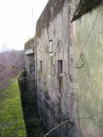 Ligne Maginot - HETTANGE GRANDE - X8 (QUARTIER ROUSSY - III/168°RIF) - (Abri) - Vue de la façade arrière de l'abri et du fossé diamant