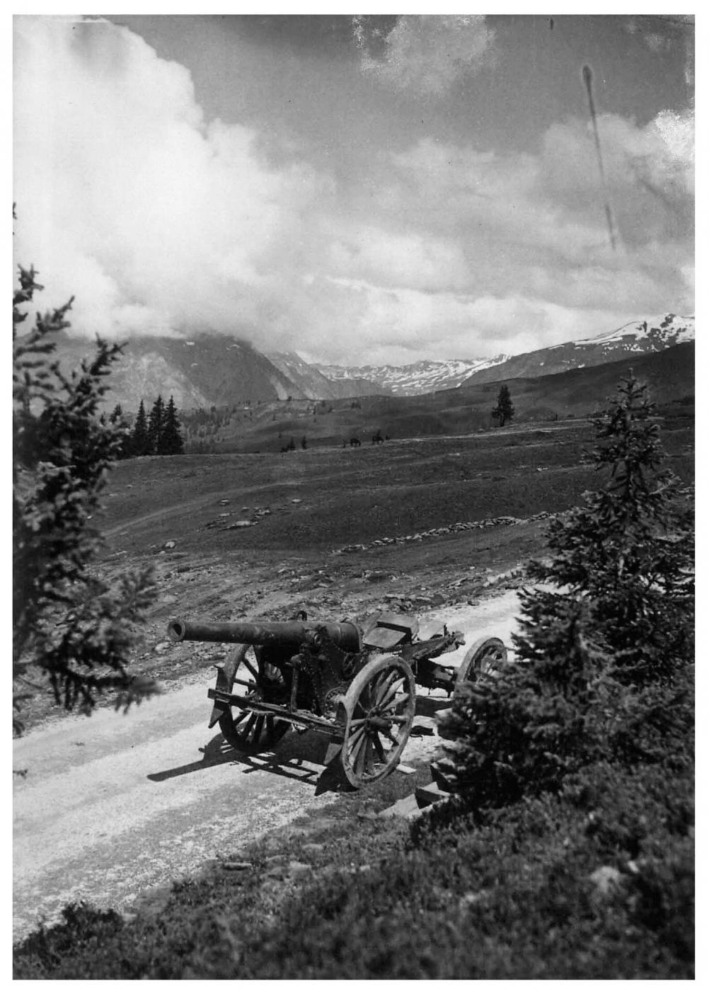 Ligne Maginot - Pièce de 120 L mod 1878 de Bange - Pièce de 120 L mod 1878 de Bange appartenant à la 9° Bie du IV/164e RAP (position du Villaret)  abandonnée sur la route du Mont-Cenis 
Photo prise par l'armée italienne