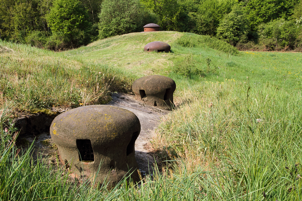 Ligne Maginot - IMMERHOF - A10 - (Ouvrage d'infanterie) - Bloc 1
Cloches de prise d'air
A l'arrière-plan la cloche factice et la tourelle du bloc 2