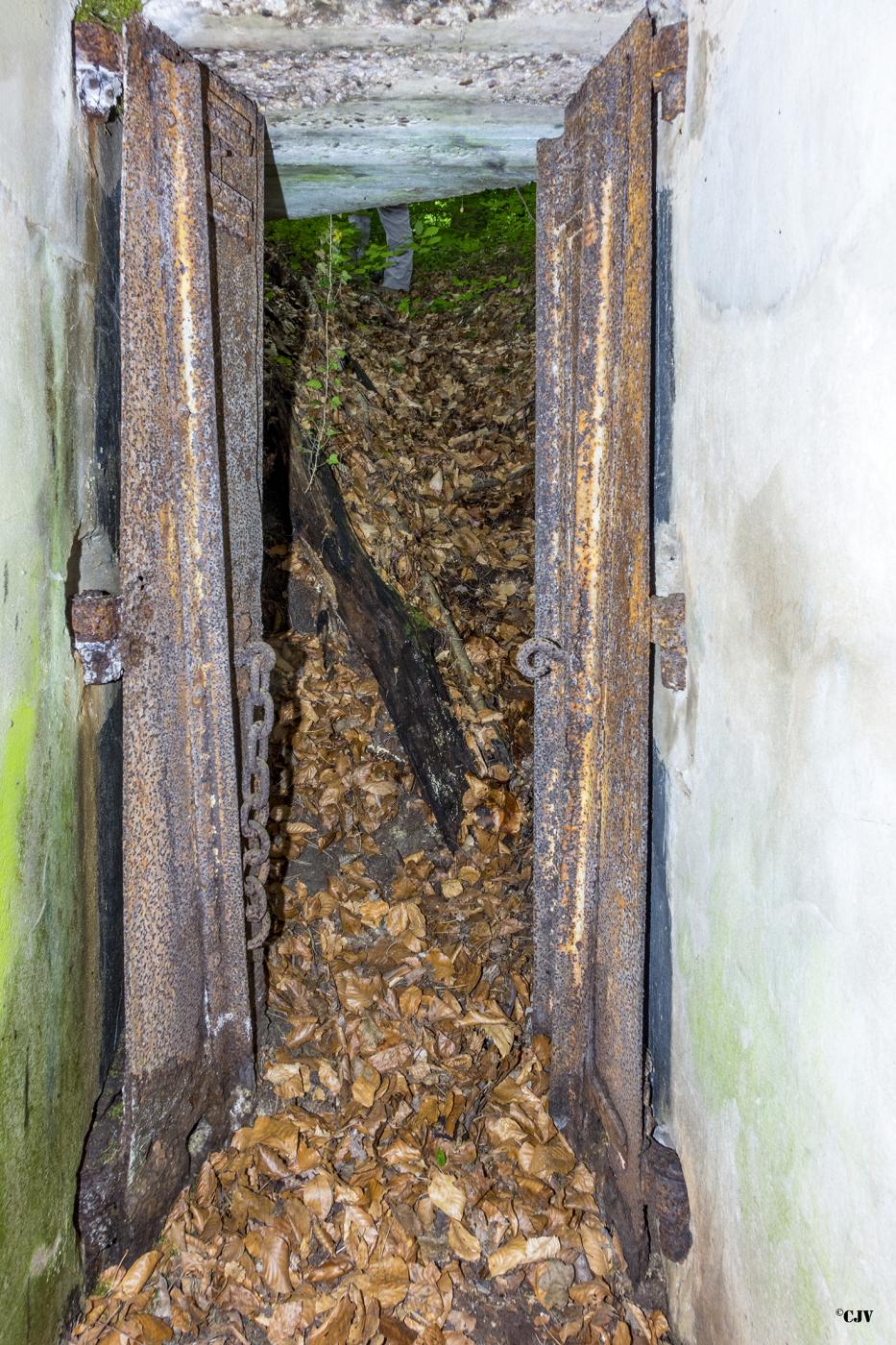 Ligne Maginot - HART OUEST 1 - (Observatoire indeterminé) - L'entrée avec des portes d'une Feste Allemande