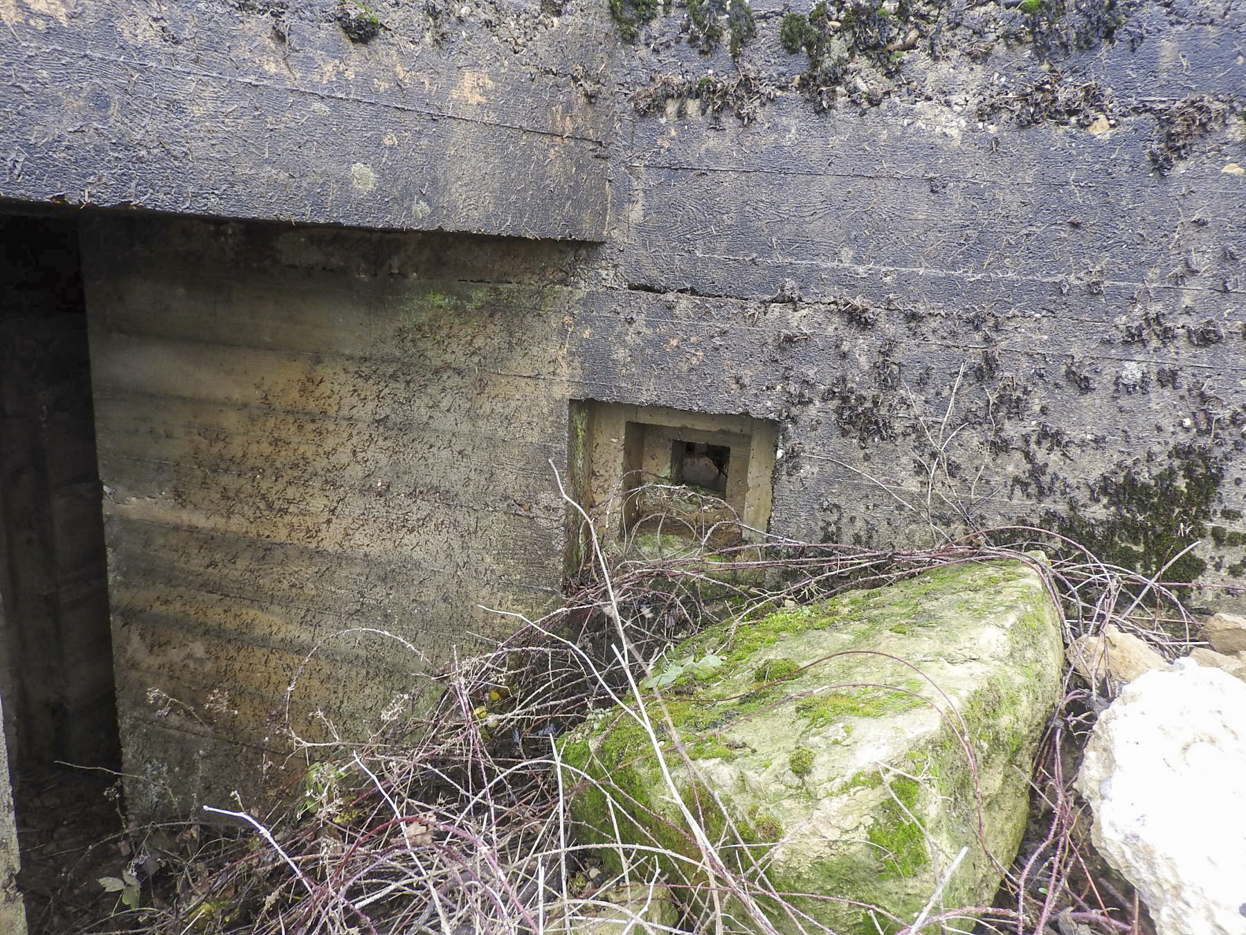 Ligne Maginot - MITTELSMUEHLE OUEST - (Blockhaus pour canon) - L'entrée des hommes et le créneau FM de défense arrière.