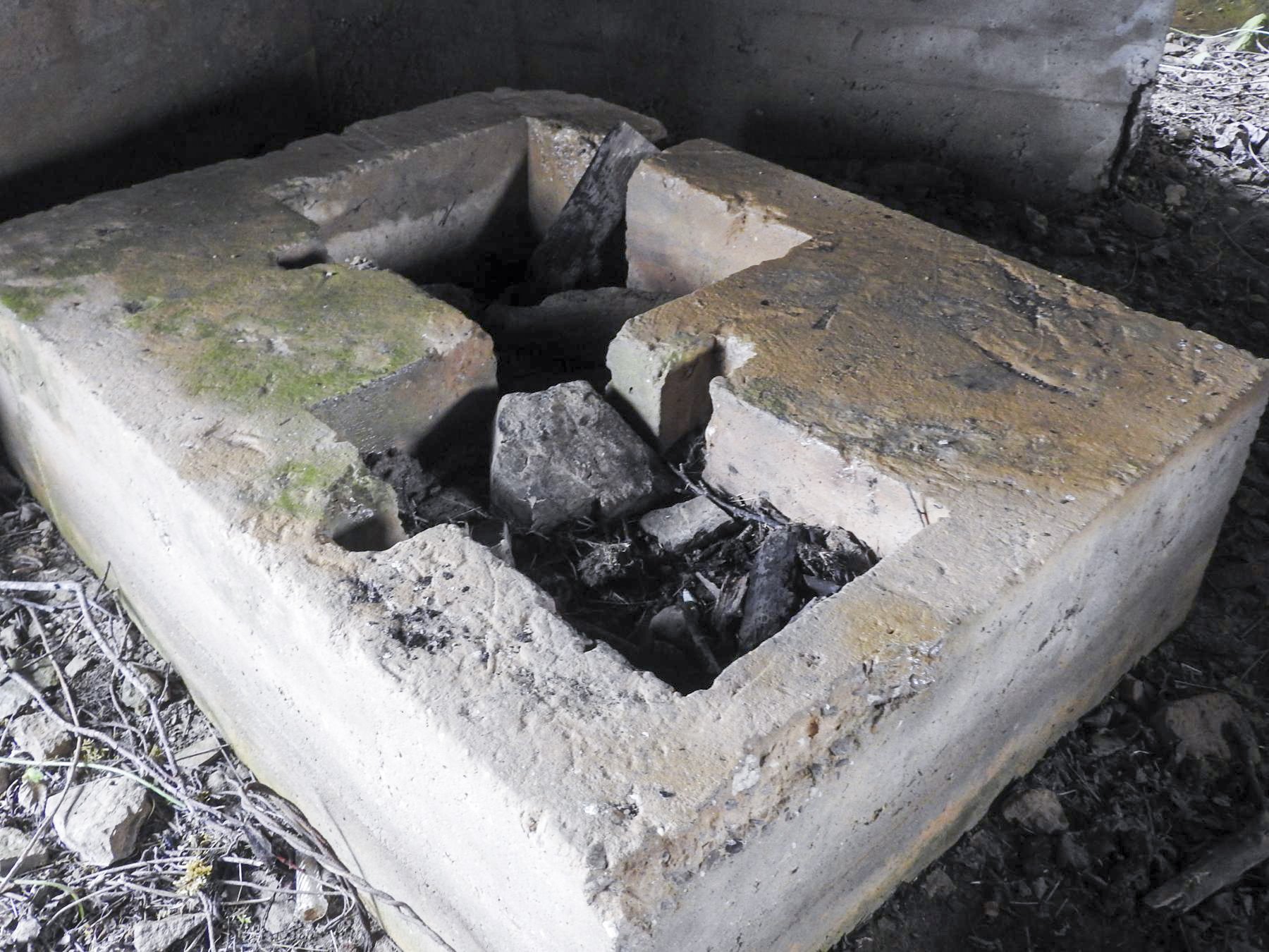 Ligne Maginot - MITTELSMUEHLE OUEST - (Blockhaus pour canon) - L'un des massifs avec les encoches de stabilisation du canon anti-char.