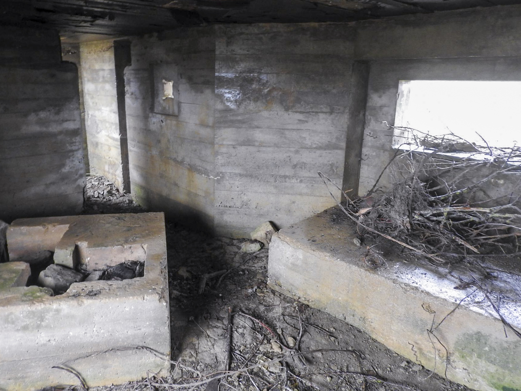 Ligne Maginot - MITTELSMUEHLE OUEST - (Blockhaus pour canon) - La chambre de tir avec l'entrée homme et le poste de tir coaxial du FM au fond.