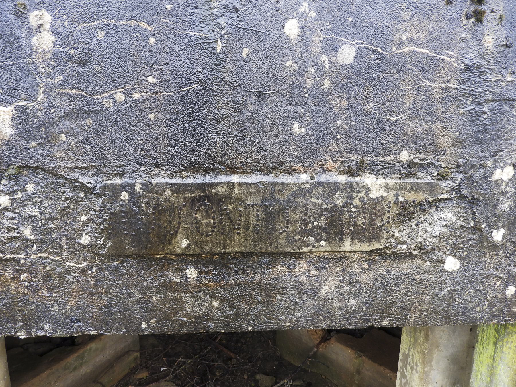 Ligne Maginot - MITTELSMUEHLE OUEST - (Blockhaus pour canon) - L'inscription en têtes de clous fichés dans le béton au dessus de l'entrée matériel.