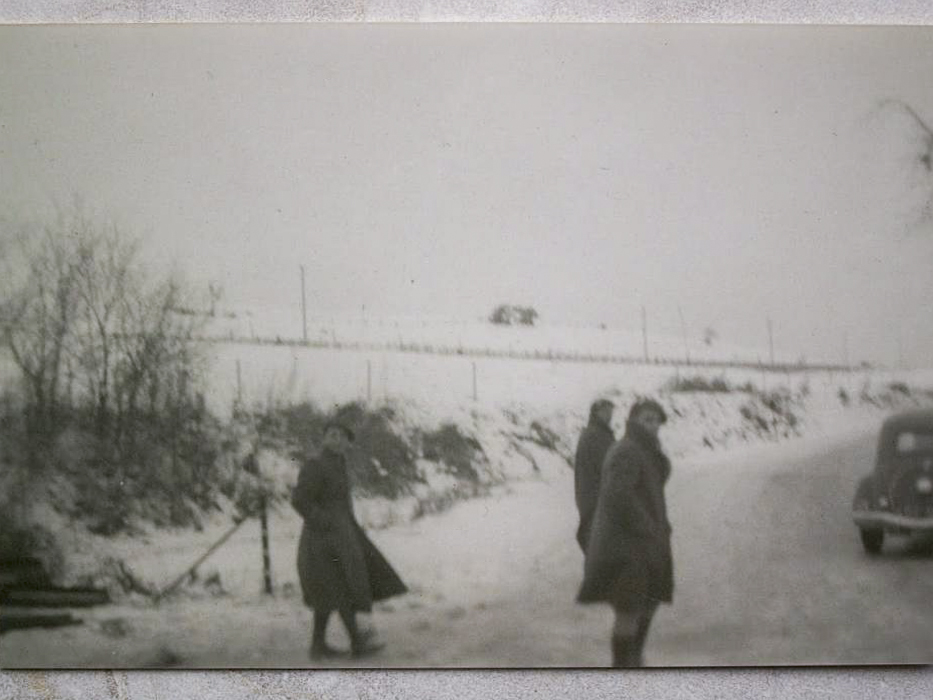 Ligne Maginot - 109 - PETIT REMILLY - (Blockhaus lourd type STG / STG-FCR - Double) - Des personnels du 147° RIF sur la route à proximité du blockhaus en construction
