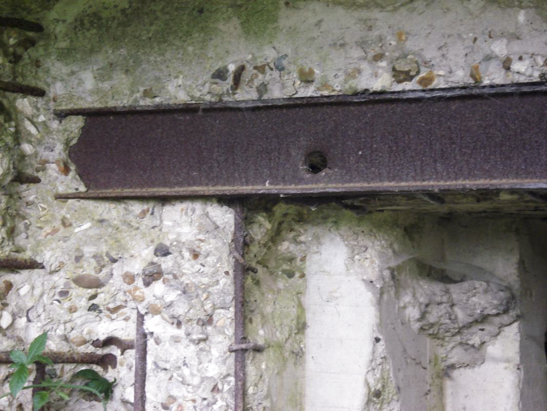 Ligne Maginot - 106 - PONT-MAUGIS - (Blockhaus lourd type STG / STG-FCR - Double) - Créneau AC vers Wadelincourt, impacts d'obus (détails)