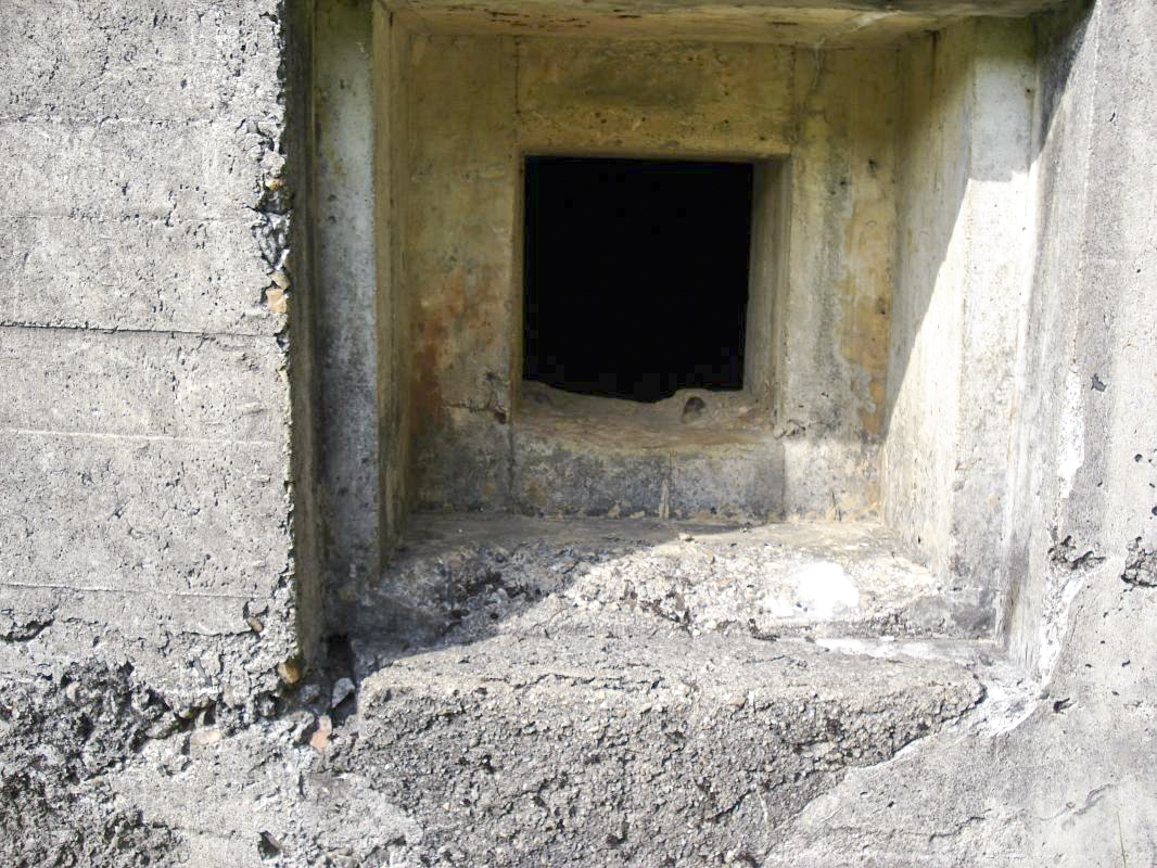 Ligne Maginot - 106 - PONT-MAUGIS - (Blockhaus lourd type STG / STG-FCR - Double) - Créneau FM de défense rapprochée flanquant l'arrière du blockhaus