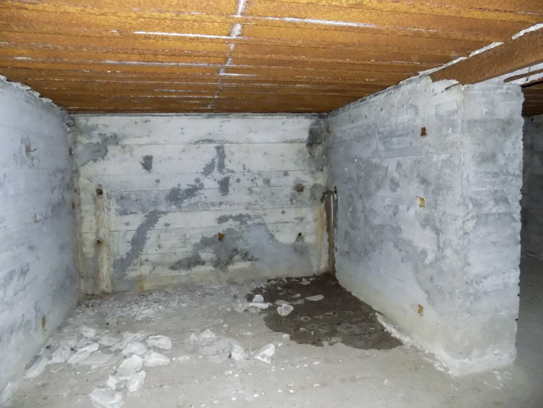 Ligne Maginot - LA BERLIERE (55° CA) - (PC de Secteur) - Vue du moitié d'une bureau/salle typique (vers le nord-est), pris du couloir central - Richard Tucker