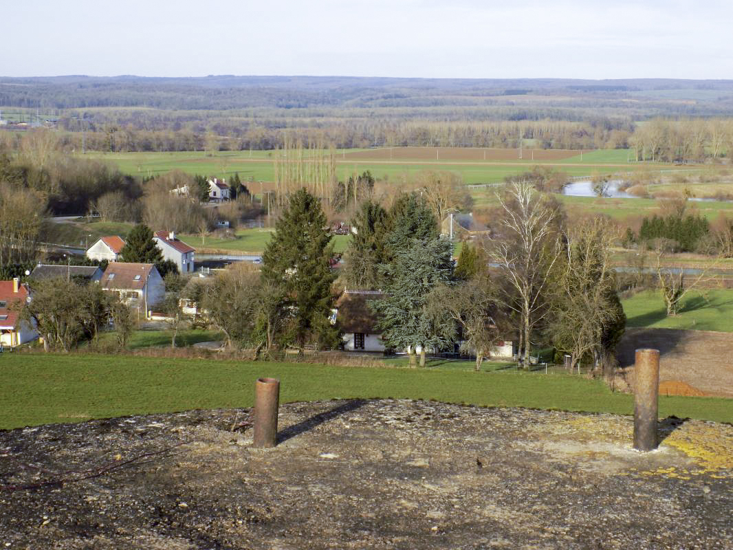 Ligne Maginot - R3 - RESERVOIR DU PAQUIS EST - (Blockhaus pour arme infanterie) - Vue vers le nord (face frontale), pont de Remilly-Allicourt
