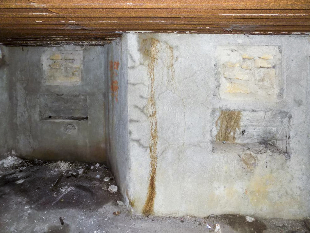 Ligne Maginot - 300 - CANAL DES ARDENNES - (Blockhaus pour arme infanterie) - Face droite, les deux créneaux Hotchkiss - R Tucker