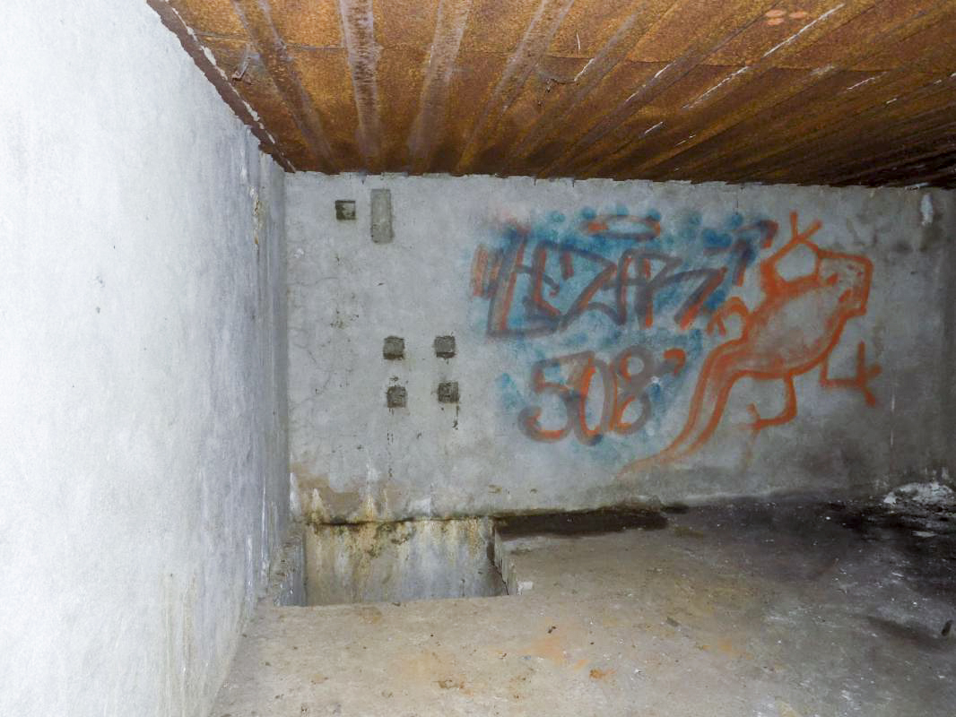 Ligne Maginot - 303 - CANAL DES ARDENNES - (Blockhaus pour arme infanterie) - Vue de l'entrée, face frontale et l'accès à l'étage inférieur