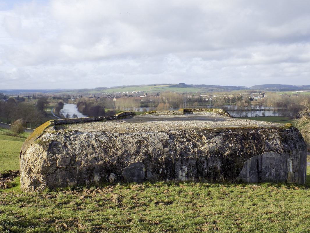 Ligne Maginot - BELLEVUE - (Casemate d'artillerie) - Vue vers l'ouest, - la direction de tir le long de la Meuse/Donchery