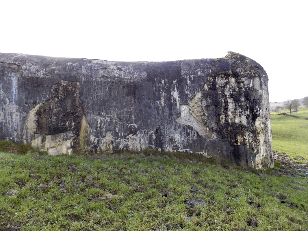 Ligne Maginot - BELLEVUE - (Casemate d'artillerie) - Face nord avec dégâts