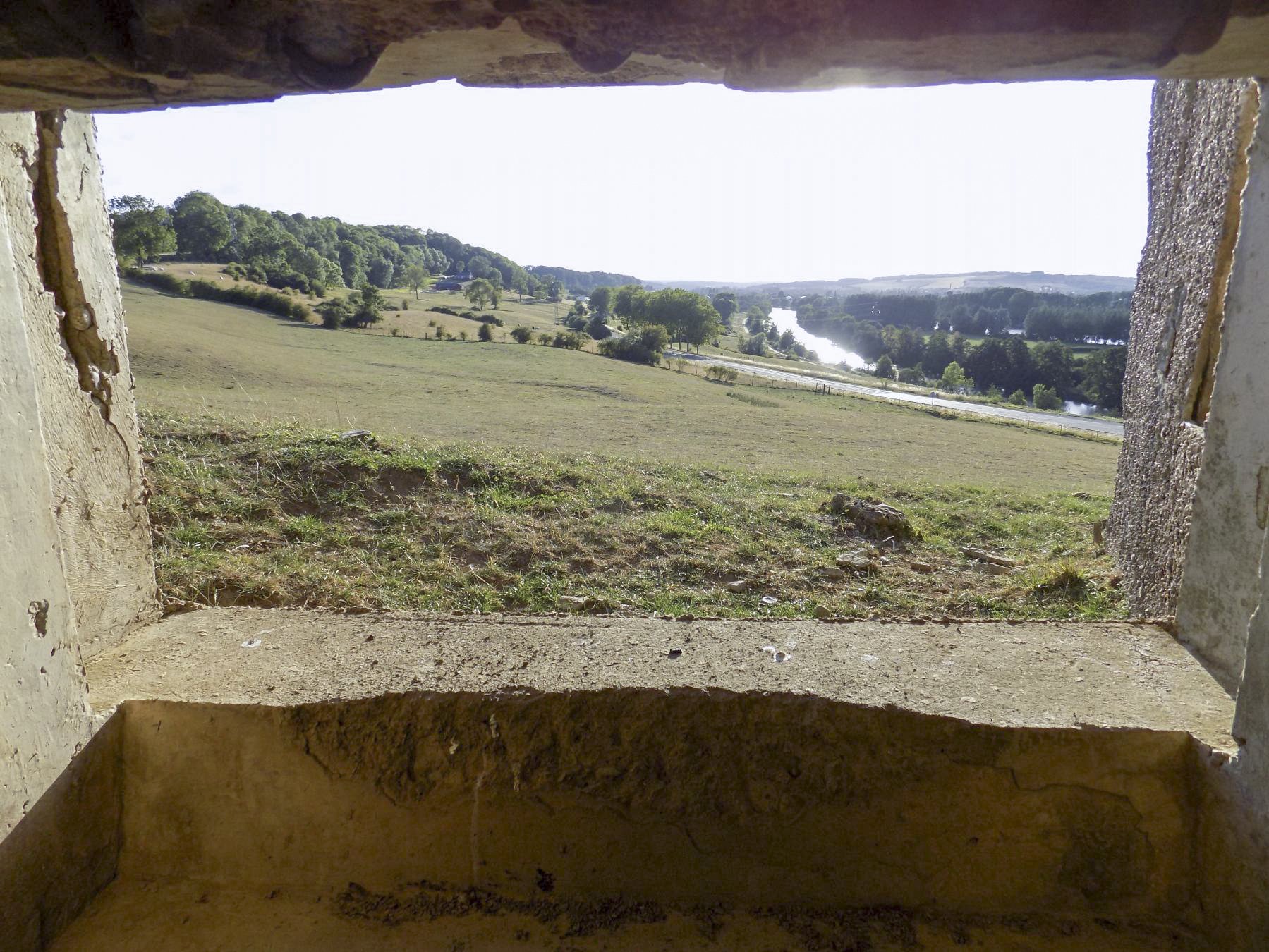 Ligne Maginot - BELLEVUE - (Casemate d'artillerie) - Vue vers l'ouest prise de l'embrasure de l'artillerie