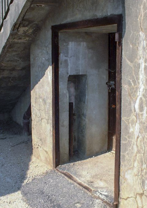 Ligne Maginot - MF8 - K - LA GREVE - (Poste GRM - Maison Forte) - Le dispositif de mie à feu du DMP proche  sous tube acier dans une réservation au niveau de la porte d'entrée - Pascal LAMBERT