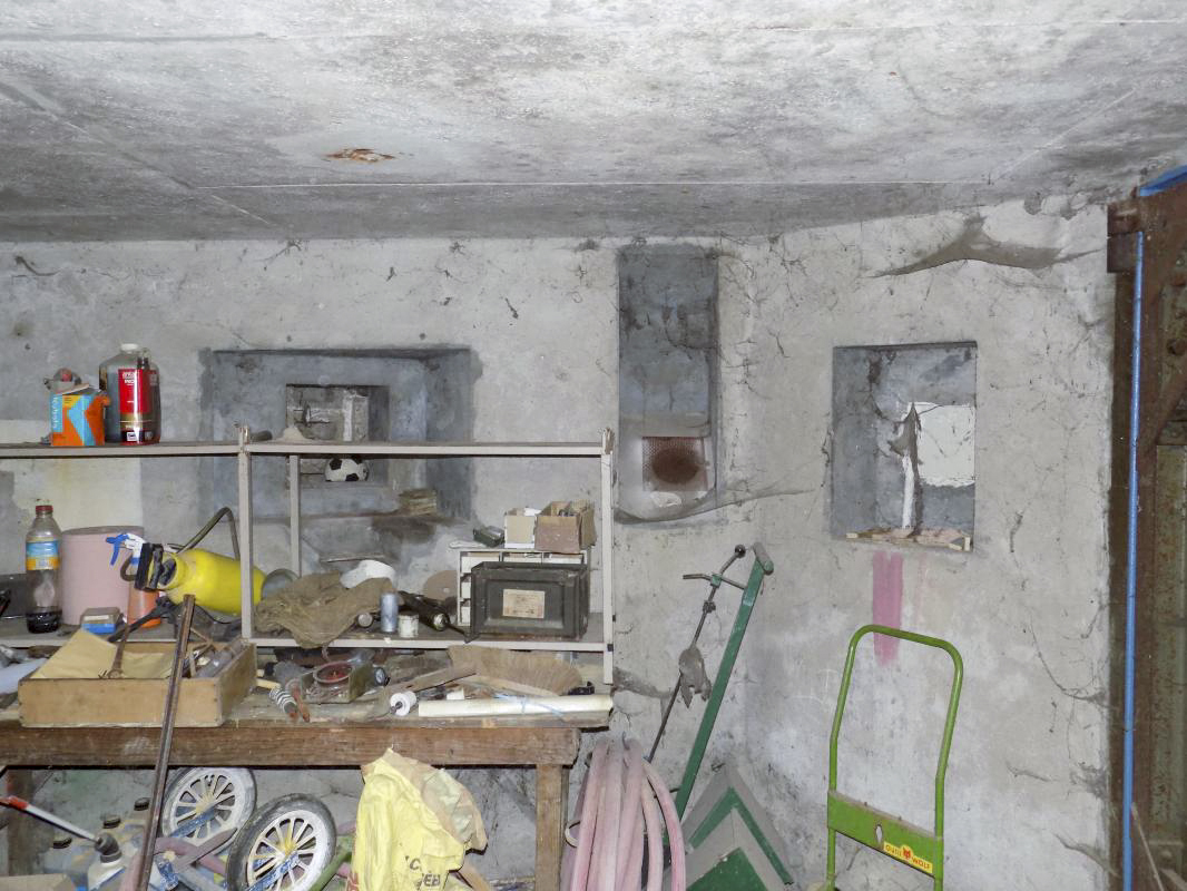 Ligne Maginot - MF8 - K - LA GREVE - (Poste GRM - Maison Forte) - Face droite créneaux FM, trou grenade et créneau fusillade dans l'angle face droite et l'arrière