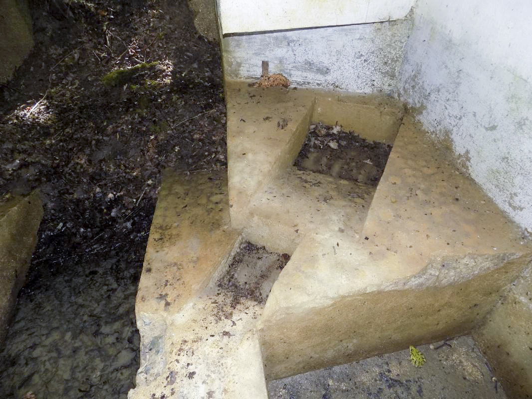 Ligne Maginot - 32A - SAINT OEUVRE - (Blockhaus pour canon) - Le socle du canon est prévu pour permettre indifféremment le positionnement d'un AC25 ou d'un AC37