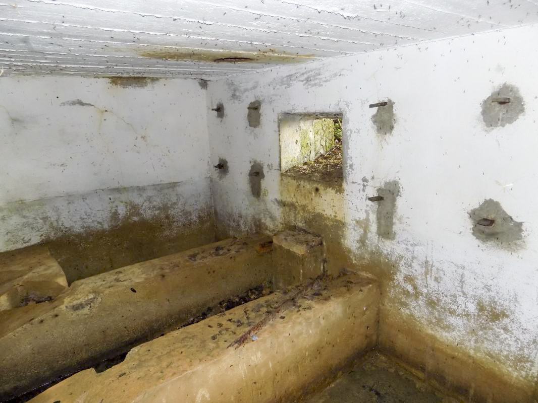 Ligne Maginot - 32A - SAINT OEUVRE - (Blockhaus pour canon) - Créneau gauche, AC.
Noter les 4 fixations sur le mur