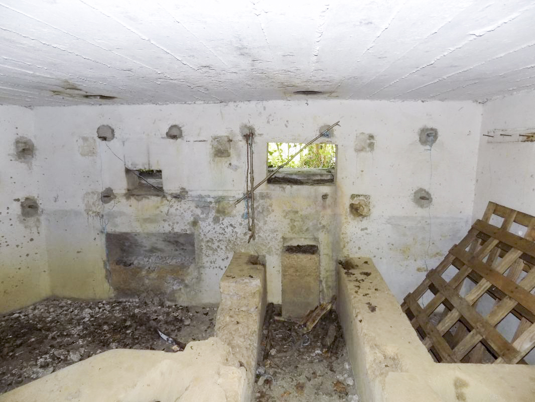 Ligne Maginot - 82BIS - LA NIVRAGNE NORD - (Blockhaus pour canon) - Face frontale, créneaux Hotchkiss et AC