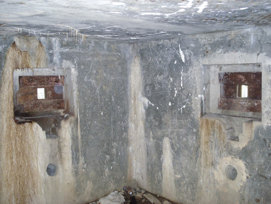 Ligne Maginot - MF15 - R - BOUCHON LOUIS VAL - (Poste GRM - Maison Forte) - L'angle gauche vers l'avant