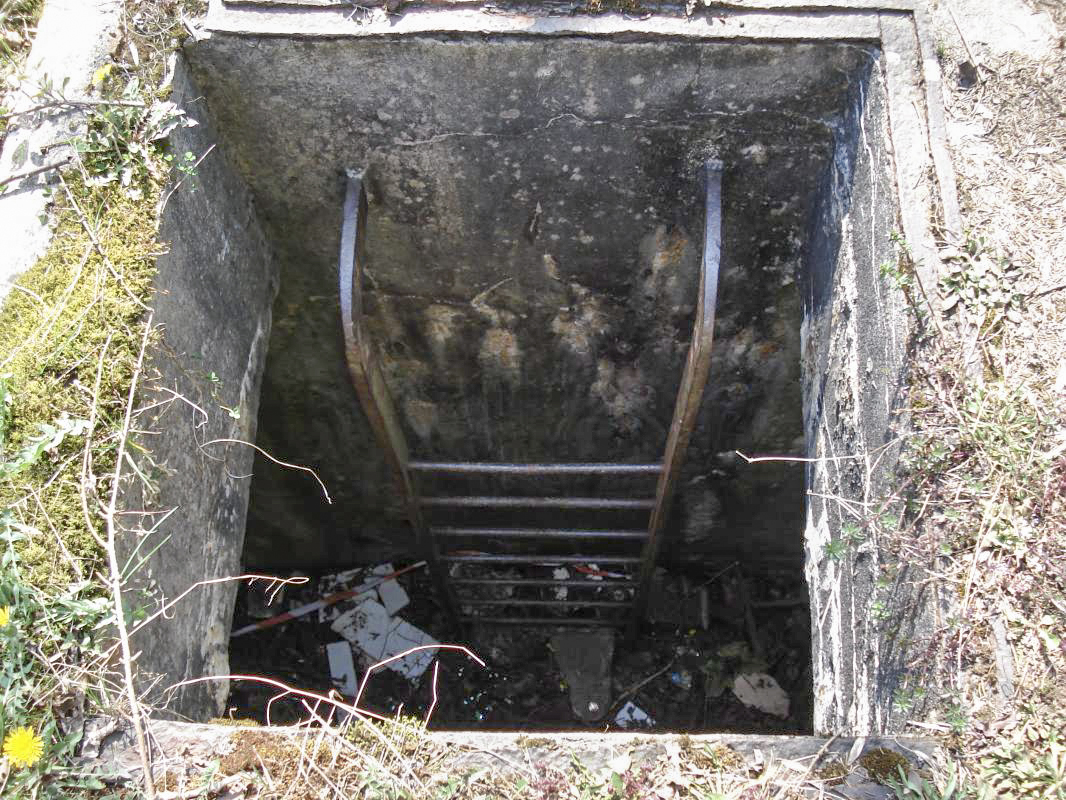 Ligne Maginot - MF15 - R - BOUCHON LOUIS VAL - (Poste GRM - Maison Forte) - 1er étage, la trappe d'accès depuis la blockhaus - R Tucker
