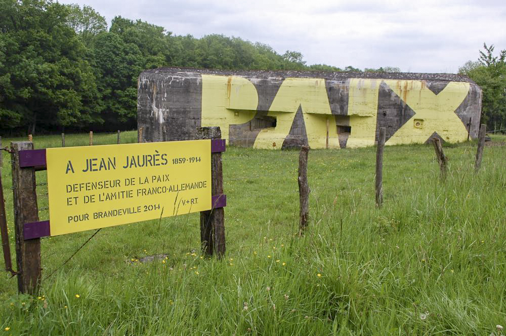 Ligne Maginot - CEZF-34  - LES TOURNILLONS - (Casemate d'infanterie - double) - Situé en bordure d'une route départementale, cet ouvrage a été transformé depuis peu en un appel à 'LA PAIX' et un hommage à Monsieur JAURES.