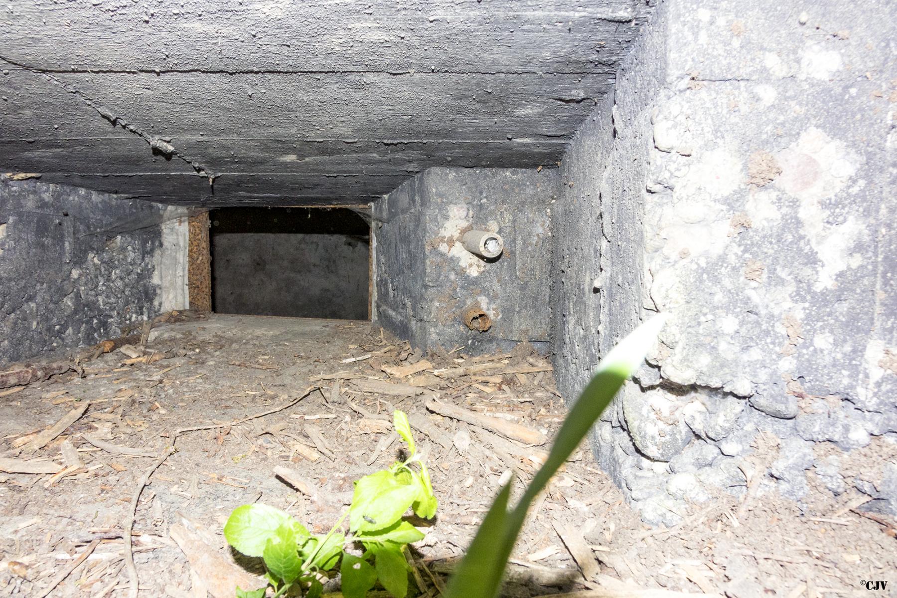 Ligne Maginot - M11B - USINE ELECTRIQUE 4 - (Blockhaus pour arme infanterie) - Le créneau qui flanque vers le blockhaus M32b - Usine Electrique 5