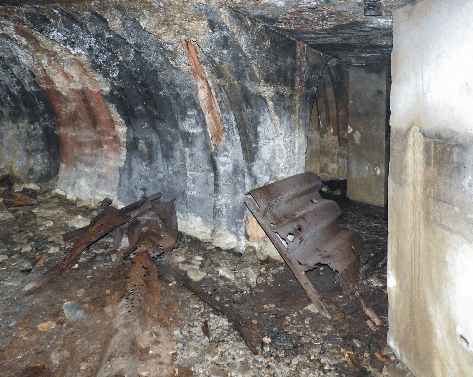 Ligne Maginot - BEWINKEL (I/174° RMIF) - (PC de Quartier) - L'intérieur du PC formé de deux casemates sous tôles métro.