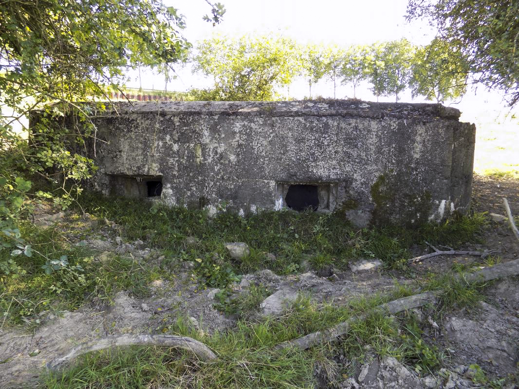 Ligne Maginot - 5 - BELLEVUE SUD - (Blockhaus pour arme infanterie) - Face frontale.
A noter, le créneau droit tire légèrement vers le droite.