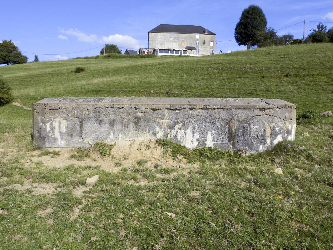 Ligne Maginot - 6 - BELLEVUE NORD - (Blockhaus pour arme infanterie) - Faces frontale avec bâtiment aux carrefour Belle Vue