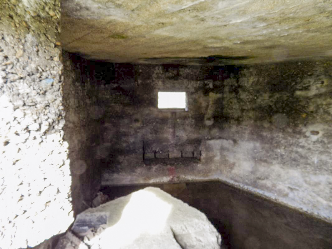 Ligne Maginot - 7TER - RESERVOIR DE FRENOIS - (Blockhaus pour canon) - Créneau Hotchkiss à gauche - R Tucker