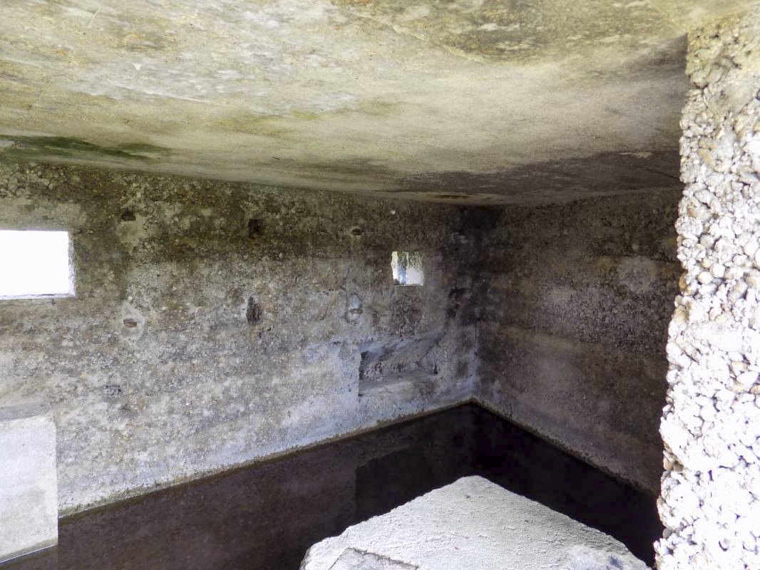 Ligne Maginot - 7TER - RESERVOIR DE FRENOIS - (Blockhaus pour canon) - Créneau Hotchkiss à droite