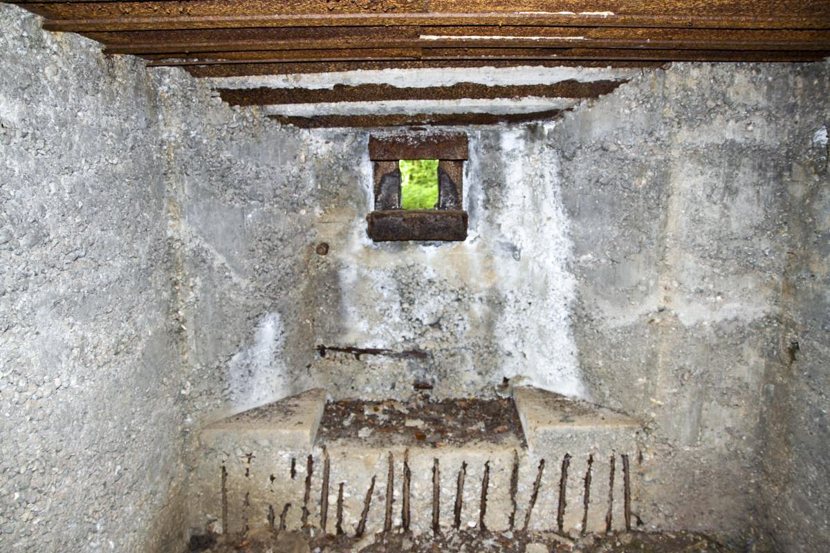 Ligne Maginot - CB337 - GRAND LOT NORD - (Blockhaus pour arme infanterie) - Vue intérieure du créneau pour mitrailleuse. Le blockhaus ne semble pas complètement achevé